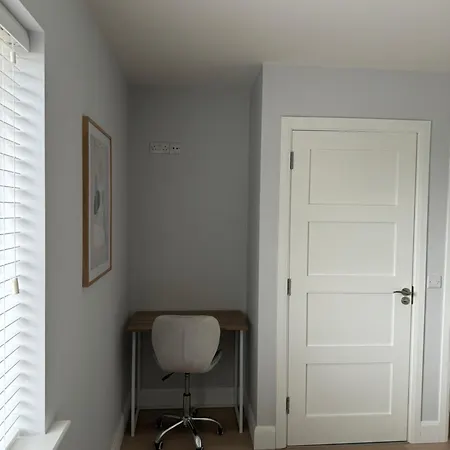 Ubytování v soukromí Double Bedroom With Private Bathroom Close To Center *