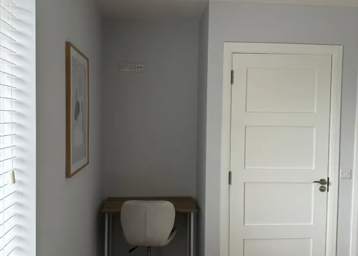 Accommodatie bij particulieren Double Bedroom With Private Bathroom Close To Center *