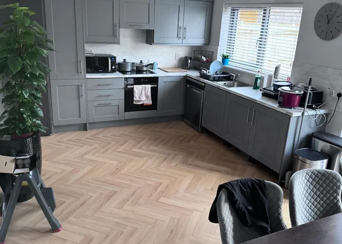 Accommodatie bij particulieren Double Bedroom With Private Bathroom Close To Center *